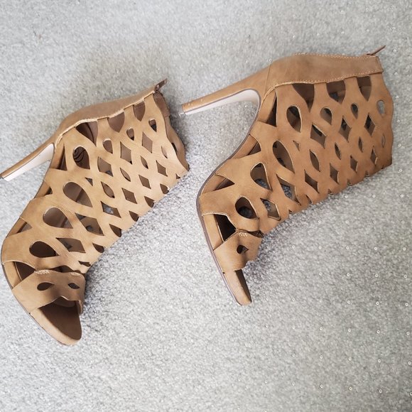 Women's Delicious Tan Heels - Picture 3 of 8